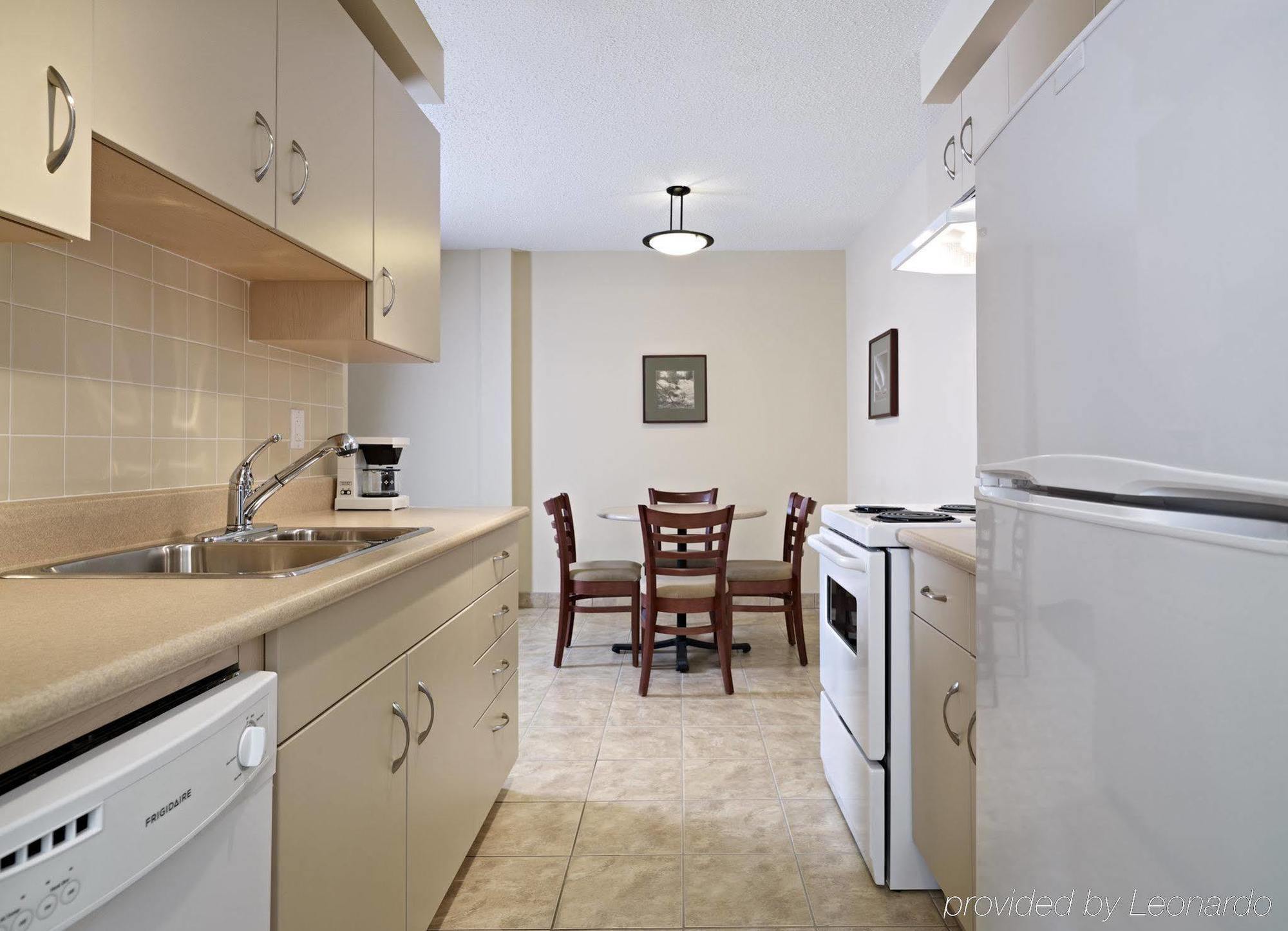 Coast Fraser Tower Yellowknife Room photo