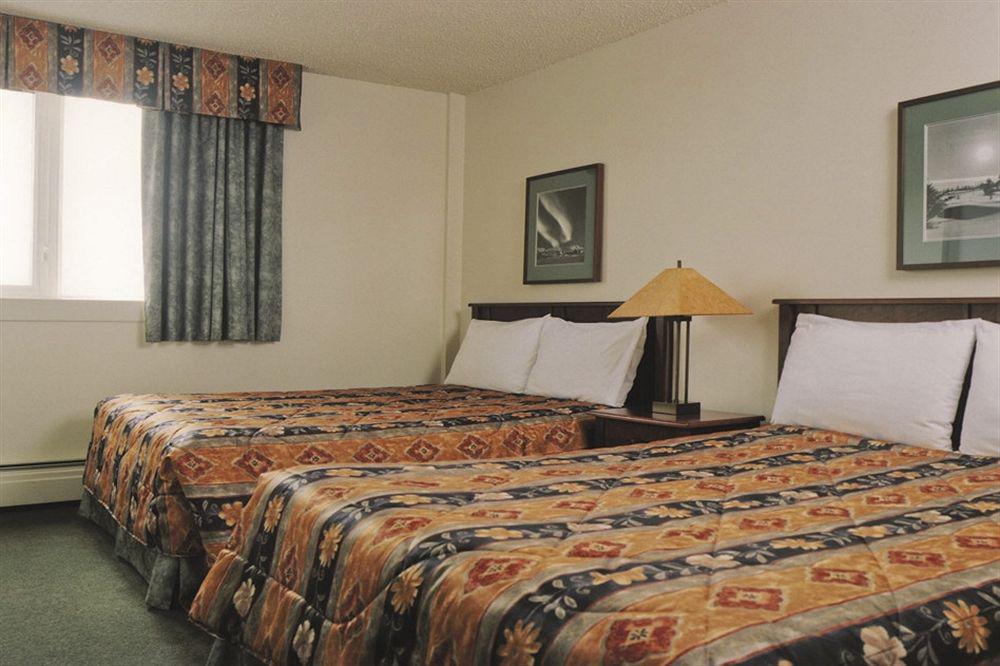 Coast Fraser Tower Yellowknife Room photo